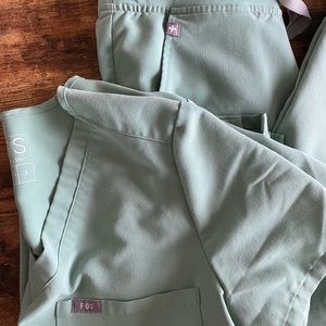 Figs Small/Tall Sage Green Zamora Joggers, Small Catarina Top